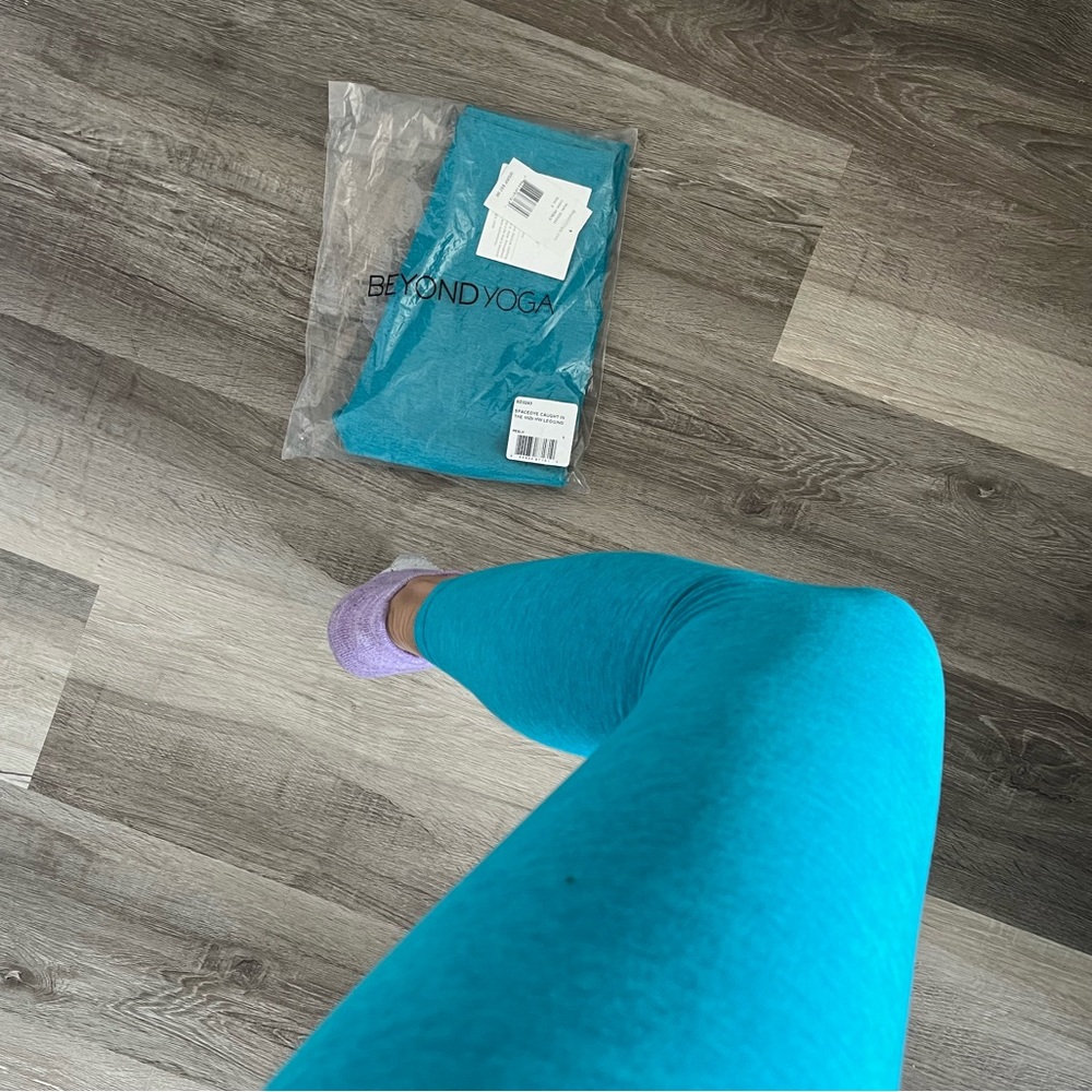 Beyond Yoga leggings bright teal size SM NWT
